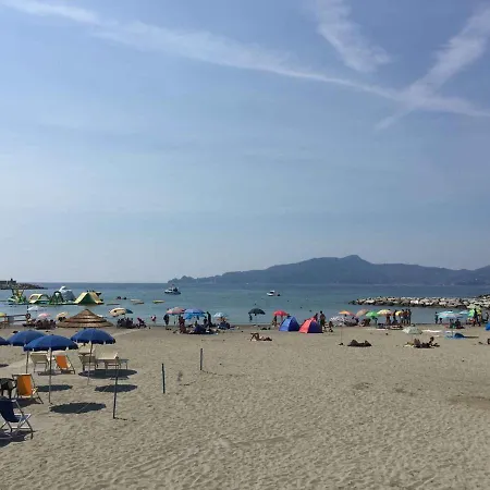 ベッド・アンド・ブレックファスト Lungomare Portoturistico キアーヴァリ